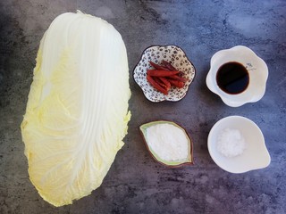 1、素菜也疯狂~醋溜白菜,首先准备好食材,大白菜只用半颗就好,一颗大白菜好几斤呢