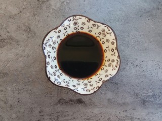 9、素菜也疯狂~醋溜白菜,翻炒一会儿,白菜炒熟后,放入一勺生抽,就是喝汤的汤勺