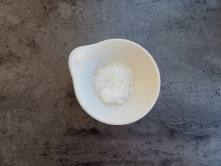 11、素菜也疯狂~醋溜白菜,接着放入一勺白糖