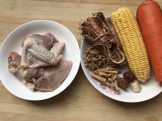 1、五指毛桃老鸡汤～广式老火靓汤,材料准备⬆️