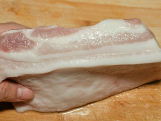 1、干锅茶树菇,五花肉去皮洗净。