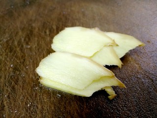 4、粤式清蒸鲈鱼,一部分生姜切片。