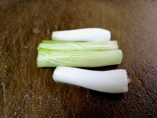 5、粤式清蒸鲈鱼,葱白切段。