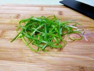 11、粤式清蒸鲈鱼,形成蓬松的葱丝。