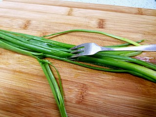 10、粤式清蒸鲈鱼,用小叉子顺着葱身纵向刮数遍。