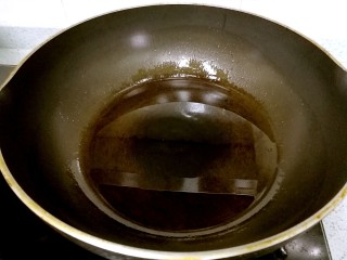 14、粤式清蒸鲈鱼,锅里热足量油。