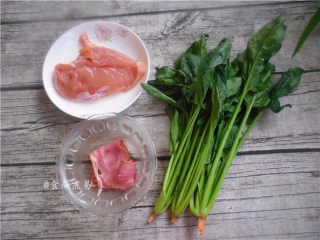 1、菠菜鸡肉饼, 备好鸡胸肉、菠菜、培根