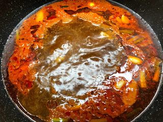 11、水煮肉片,水开以后，加入适量盐和适量鸡精