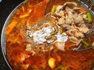 12、水煮肉片,放入肉片煮熟，把肉片倒到配菜盆里。