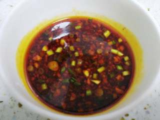 7、白切鸡,对于我这个辣妹子,当然准备了辣辣的蘸料,就是将葱姜蒜末和生抽白糖醋以及两勺辣椒红油,盐味和鸡精一起兑匀即可。