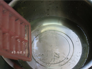 11、脆皮白切鸡,从冰箱中取出冰块，倒入大盆中【若没有冰块，最后这两步可以忽略，但口感比有冰块的差】