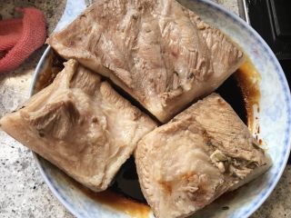 3、重庆烧白（味道回忆）,肉块儿肉皮朝下放入老抽腌制一会儿，5分钟左右即可