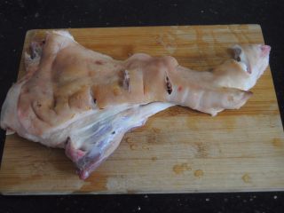 1、莲藕猪蹄汤,猪蹄买的时候让卖肉师傅灼烧干净猪毛，砍开大骨，回来之后洗净切小块