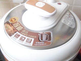 12、莲藕猪蹄汤,盖上高压锅盖，用煲汤键