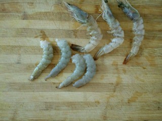 2、虾仁蒸蛋羹,虾解冻后，去头，剥出虾仁，挑出腹部和背部的虾线和虾肠。（其实，鲜虾稍微冷冻一会儿会比较容易剥壳）