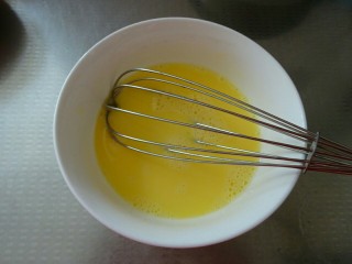 5、虾仁蒸蛋羹,用蛋抽彻底搅匀，用牙签扎破小气泡。