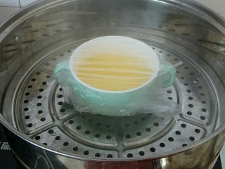 8、虾仁蒸蛋羹,锅内加水烧开，将蒸碗放入蒸屉盖上盖子，小火蒸15分钟。一定不能大火，否则很快就会有马蜂窝。（蒸的时间要根据蛋液的多少来定，中途可以打开晃一下小碗，如果凝固了就表示熟了）