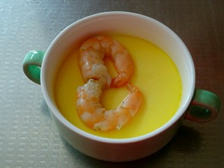 10、虾仁蒸蛋羹,虾仁熟了就可以取出来了，看，蛋羹表面平滑如镜。