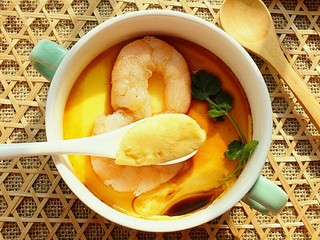12、虾仁蒸蛋羹,用勺子挖出一勺来，里面也是很光滑很嫩，跟豆腐脑儿一样。