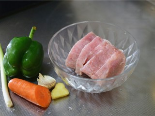 1、溜肉段,准备食材