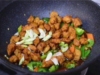 12、溜肉段,将酱汁的材料倒入锅中。大火烧至冒泡加入肉段炒匀即可!
