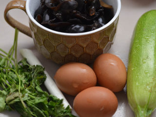 1、黑木耳西葫芦炒蛋，美容美颜家常菜,准备材料，请忽略香菜。