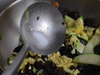 11、黑木耳西葫芦炒蛋，美容美颜家常菜,加盐调味。