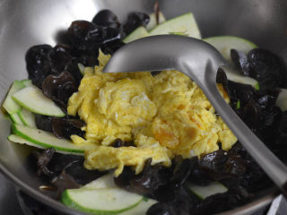 10、黑木耳西葫芦炒蛋，美容美颜家常菜,将蛋块回锅。