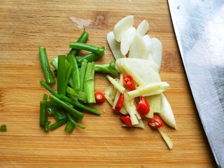 4、苦瓜炒蛋,大蒜切片，生姜切丝，小米椒切圈，香葱切段。