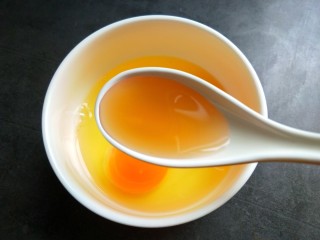 5、苦瓜炒蛋,鸡蛋打入碗中，放一丢丢盐，一勺料酒去腥。