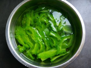 8、苦瓜炒蛋,苦瓜捞出放入清水中浸泡。