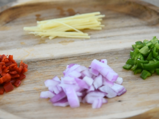 5、谁说厨神才会做，2分钟学会这道花开富贵鱼,姜切丝、青红椒切丁、洋葱切丁备用