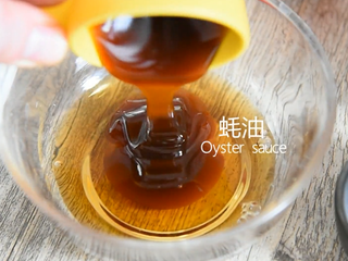 6、谁说厨神才会做，2分钟学会这道花开富贵鱼,倒入0.5茶匙盐、料酒2茶匙、蚝油3茶匙、蒸鱼豉油4茶匙、白砂糖2茶匙、胡椒粉1茶匙、清水200ml