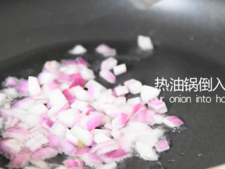 8、谁说厨神才会做，2分钟学会这道花开富贵鱼,热油锅倒入洋葱