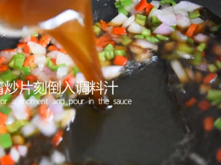 10、谁说厨神才会做，2分钟学会这道花开富贵鱼,清炒片刻倒入调料汁