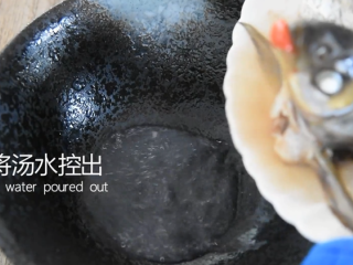 15、谁说厨神才会做，2分钟学会这道花开富贵鱼,将汤水控出