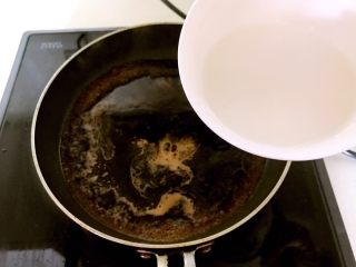 14、＃吃豆腐＃鱼香豆腐,锅内还有少许余油，加入调好的料汁，再加入水淀粉，调匀