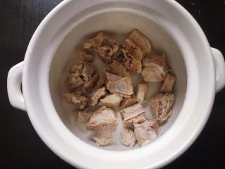 6、排骨藕汤,准备一砂锅，将焯好的排骨放入锅中。