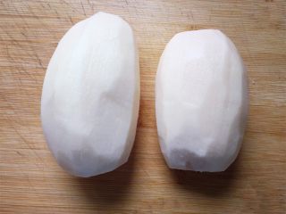 10、排骨藕汤,将莲藕去皮洗净，切成小块。