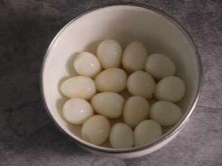 6、茄汁鹌鹑蛋,剥皮
