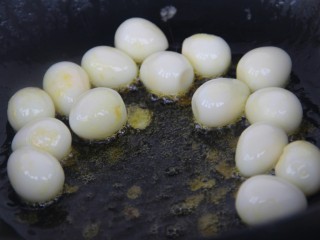 14、茄汁鹌鹑蛋,把鹌鹑蛋倒入炸