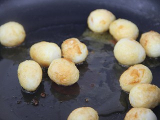 17、茄汁鹌鹑蛋,再起锅，放一点油，再把炸好的鹌鹑蛋放入