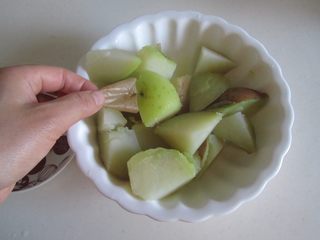 4、焦香土豆丸,将煮熟的土豆拿出去皮;