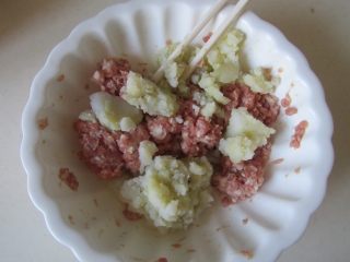 7、焦香土豆丸,加入土豆泥;