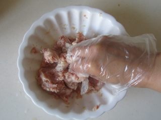 8、焦香土豆丸,带上一次性手套将它们搅拌均匀;