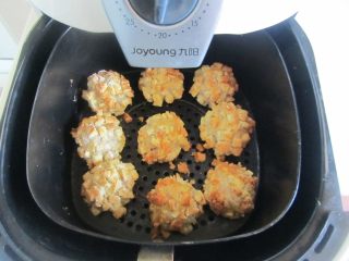 12、焦香土豆丸,放入空气炸锅中, 180度, 12分钟炸熟即可,吃时搭配自己喜欢的蘸料, 番茄酱、酸辣酱;