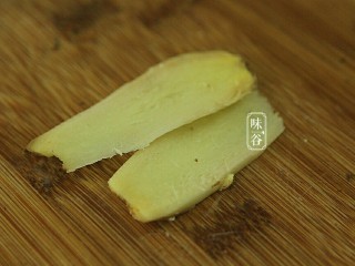 6、健脾祛湿的淮山薏米猪骨汤,切好两片姜待用。