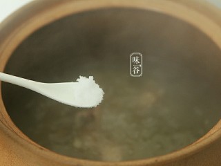 12、健脾祛湿的淮山薏米猪骨汤,关火前调入食盐即可。