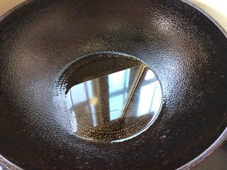 7、辣子蒜苗回锅肉,起锅热油