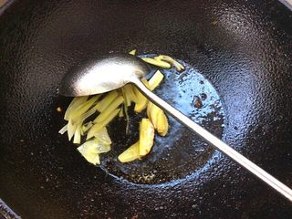 8、辣子蒜苗回锅肉,爆香葱姜